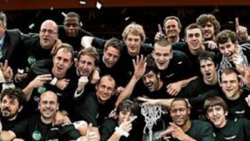 <b>DOBLETE HISTÓRICO. </b>El DKV Joventut celebró ayer en Turín su segundo gran título de la temporada. Hace dos meses había ganado la Copa del Rey en Vitoria.