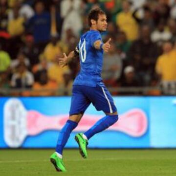 Brasil jugó con dos camisetas, la amarilla en la primera parte y la equipación azul, en la segunda.