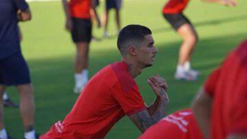 Chumi durante un entrenamiento con el Almer&iacute;a.