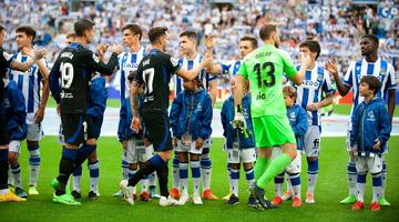 Saludo entre los dos equipos. 