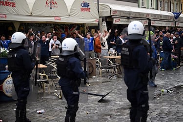 La policía polaca vigila las calles de Breslavia, donde se concentran las aficiones del Betis y del Chelsea, a pocas horas del inicio de la final.