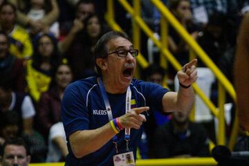 La Selección Colombia de voleibol detonó alegría en el Coliseo El Salitre al ganarle a Perú 3-0. El país sueña con un cupo a Tokio que se define contra Argentina.