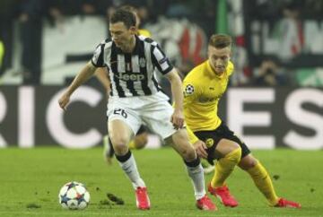 Stephan Lichtsteiner de la Juventus y Marco Reus del Borussia Dortmund 