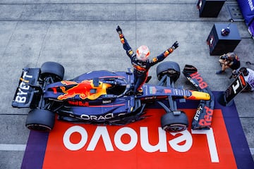 El triplete del neerlandés se hizo realidad en el GP de Qatar. A falta de cinco carreras, el piloto de Red Bull consiguió su tercer entorchado consecutivo. 