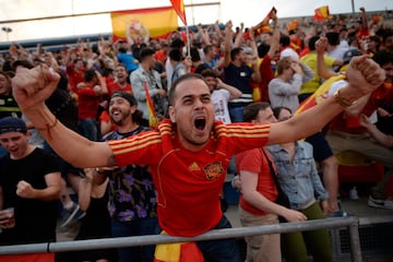 Hincha español celebra el primer gol contra Portugal.