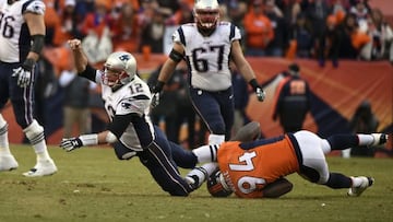 Tom Brady, presionado por DeMarcus Ware en la final de conferencia de la AFC entre Patriots y Broncos.