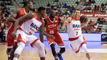 Ryan Toolson, del Baxi Manresa, frenteo a Milton Doyle, del UCAM Murcia.