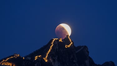La Luna ilumina el cielo nocturno sobre la Gran Muralla de Simatai durante un eclipse lunar total el 3 de marzo de 2026 en Pekín, China.