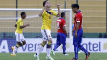 Rafael Santos Borre celebra la apertura de la cuenta ante Chile 