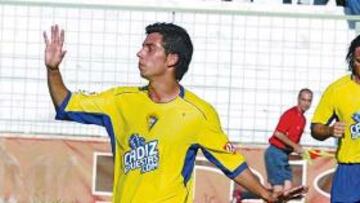 <b>NO LO CELEBRÓ. </b>Carlos Caballero anotó dos goles ayer ante su ex equipo en Linarejos, pero no los celebró.