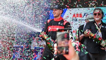 Jake Dennis, celebra con champán en el podio.