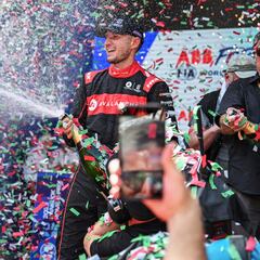 Dennis sufre, pero es campeón