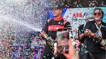 Jake Dennis, celebra con champán en el podio.