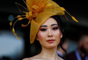 La moda de los sombreros imposibles llega a Dubái