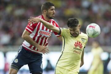 Jair Pereira y Oribe Peralta pelean el balón