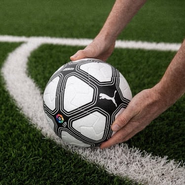 The ball for LALIGA’s Retro Matchday pays tribute to the aesthetic that defined football in the late 1990s, a time when black-and-white geometric designs became a recognizable symbol of the game. Its graphic revives that iconic style, which accompanied some of the most memorable moments of the era.

This reinterpretation retains the technology of the current official match ball, combining innovation and performance with an image that connects directly with fans’ collective memory. A visual nod to the past that celebrates the history of football through a contemporary lens.