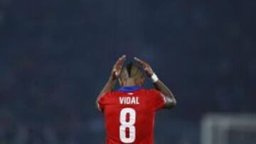 Vidal en el partido ante Perú