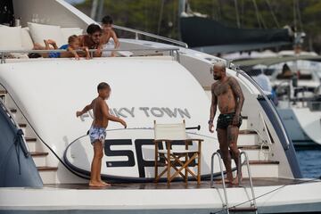 Las fotos de Neymar en Ibiza que suscitan comentarios