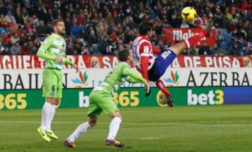 Gol 5-0 Menudo golazo se ha sacado de la chistera el delantero hispano-brasileño. Centro de Gabi desde la derecha que engancha Diego Costa con una espectacular media chilena para hacer el 5-0.