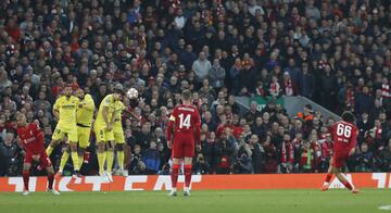 Disparo de falta de Trent Alexander-Arnold.