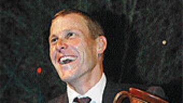 <B>FELIZ.</B> Lance Armstrong, con el ánfora que le dieron como premio por el ser hombre del año.