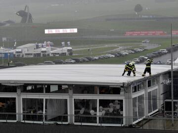 Los operarios evacuan agua de la lluvia en las instalaciones del circuito de Spielberg.