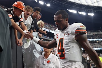 Deshaun Watson walks off the field after losing to the Las Vegas Raiders 20-16.