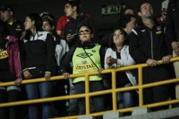 Los seguidores de Colo Colo apoyan a su equipo en Bogotá.