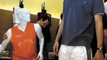 <B>NUEVA IMAGEN.</B> Gasol observa la camiseta de la Selección.