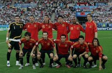 Equipación de la Selección Española entre 2007 y 2009. Fotografía correspondiente a la Final de la Eurocopa de 2008 en Austria.