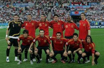 Equipaci車n de la Selecci車n Espa?ola entre 2007 y 2009. Fotograf赤a correspondiente a la Final de la Eurocopa de 2008 en Austria.