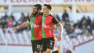 Sebasti&aacute;n &#039;El Loco&#039; Abreu, con el dorsal 113, celebra un gol.