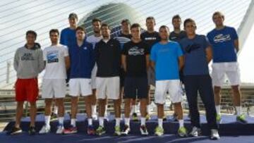 Algunos de los tenistas que compiten en el Open Valencia 500 posan ante el Ágora.
