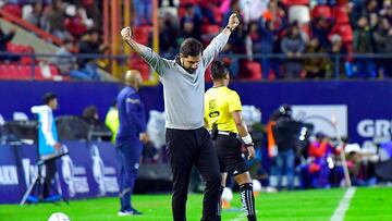 MEX3249. SAN LUIS POTOSÍ (MÉXICO), 29/11/2023.- El entrenador Gustavo Leal del Atlético San Luis celebra hoy un gol de su equipo contra el Monterrey, durante la ida de los cuartos de final del torneo Apertura 2023 de la Liga MX, en el estadio Alfonso Lastras en San Luis Potosí (México). EFE/Víctor Cruz