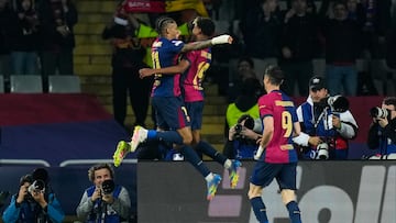 Lamine, Raphinha y Lewandowski celebran un gol durante el partido de ida de cuartos de final de la Champions League entre el Barcelona y el Borussia Dortmund.