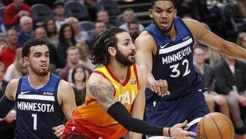 Ricky Rubio da un pase ante Tyus Jones y Karl-Anthony Towns, sus excompa&ntilde;eros en los Wolves.