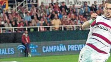 <b>DE LO MÁS DESTACADO. </b>Alexander Kerzhakov fue ayer uno de los jugadores más peligrosos del Sevilla. El ruso provocó el primer penalti que adelantó a los nervionenses.