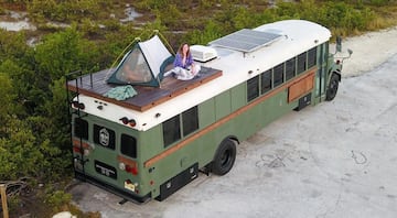 ¿Te imaginas poder construir tu propia casa desde cero en una plataforma con ruedas y llevártela de aventuras? Pues eso es posible con este bus escolar.