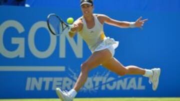Garbine Muguruza devuelve una bola a la británica Johanna Konta.