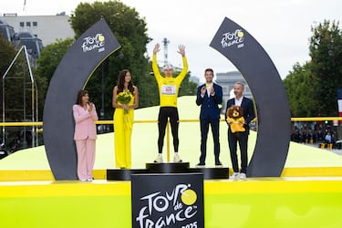 El ciclista esloveno Tadej Pogacar, del UAE Team Emirates - XRG, celebrando en el podio con el maillot amarillo de líder de la general del Tour de Francia 2025.