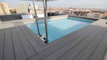 La terraza cuenta hasta con una piscina en la que tomar el sol y desconectar