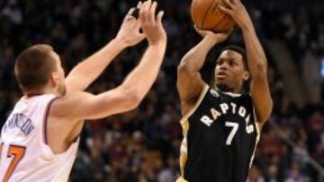 Kyle Lowry lanza ante Lou Amundson.