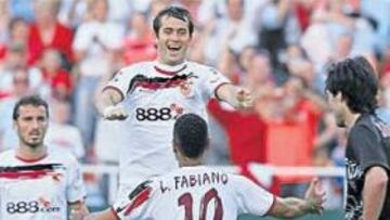 <b>EXHIBICIÓN. </b>Kerzhakov celebra con Luis Fabiano su primer tanto y agradece el pase medido que le regaló el brasileño.