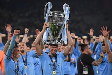 Erling Haaland levanta el trofeo de la Champions League logrado en la temporada 2022-2023.