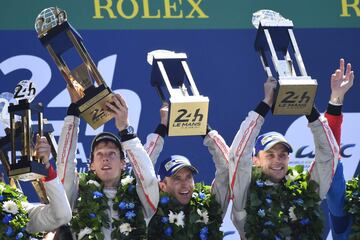 Timo Bernhard, Earl Bamber y Brendon Hartley, el actual piloto de Toro Rosso, se coronan con el Porsche nº2 en las 24 Horas de Le Mans. 