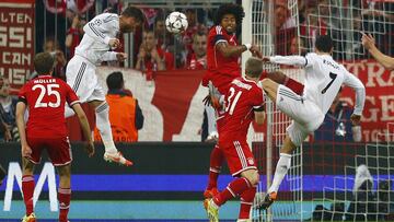 Sergio Ramos marcó así el primer tanto del encuentro ante el Bayern en el Allianz Arena.