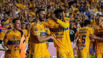Jugadores de los Tigres festejan su gol en contra de Pachuca en la Ida de los Cuartos de Final.