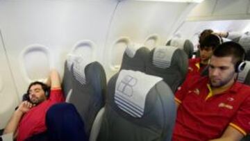 <b>DULCES SUEÑOS. </b>Garbajosa descansa ante lo que se avecina, el reto de revalidar el oro conquistado en Japón 2006. Reyes, mientras, se relaja con música.