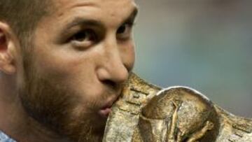 Ramos besa el trofeo entregado en el homenaje del Sánchez Pizjuán.