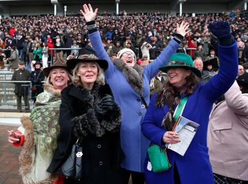 El Festival de Cheltenham es uno de los eventos hípicos más importantes del año en el Reino Unido. Las carreras transcurren en Cheltenham, en la región de Gloucestershire al sur de Inglaterra. En el transcurso de las pruebas, el festival genera varios cientos de millones de libras en apuestas cada año.